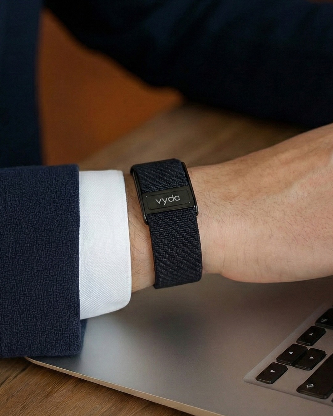 Professionista in ufficio con VYDA